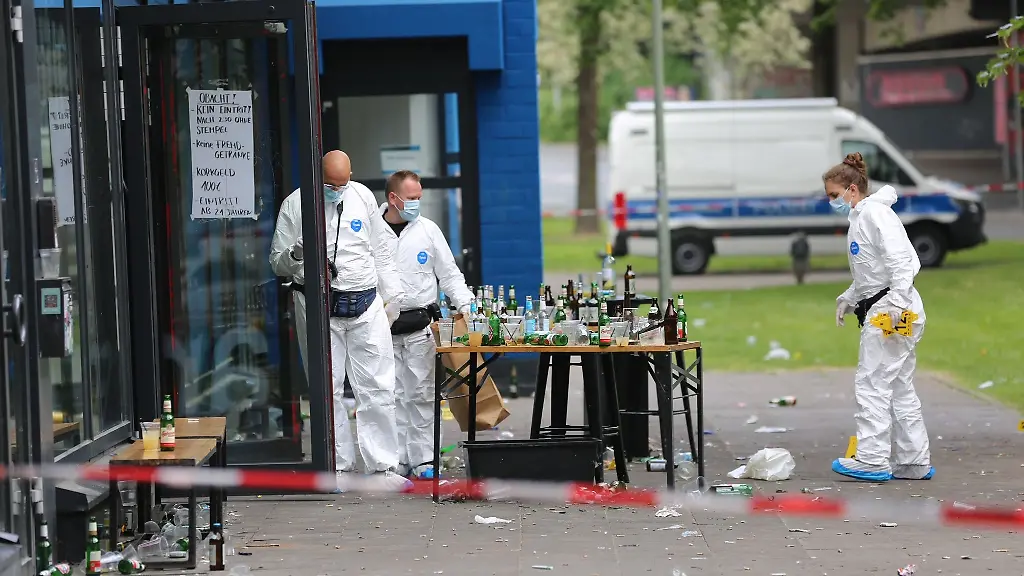 Polizei-und-Spurensicherung-im-Einsatz-nach-der-Messerattacke-in-Bielefeld
