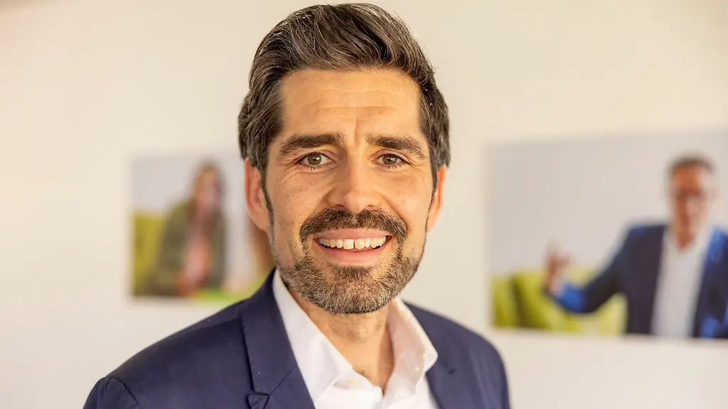 Bildungsminister-Sven-Teuber-SPD-liest-Buecher-am-liebsten-in-gedruckter-Form