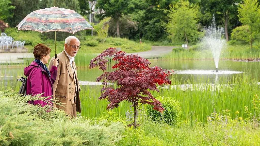 Beim-Auftakt-der-diesjaehrigen-Aktion-Offene-Gaerten-in-Thueringen-war-der-Regenschirm-nuetzliches-Utensil