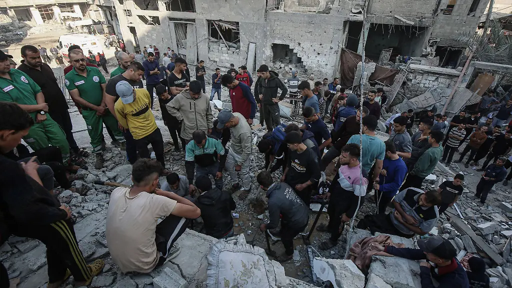 Immer-wieder-muessen-Rettungskraefte-Leichen-aus-Truemmern-bergen-Israel-hat-die-Angriffe-auf-den-Gazastreifen-zuletzt-deutlich-verschaerft