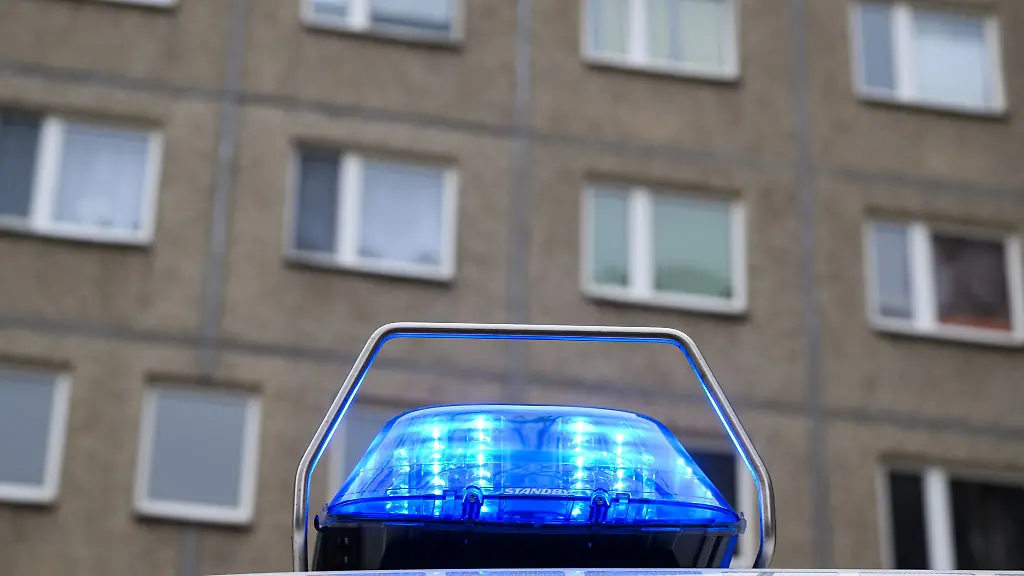 Die-Polizei-ermittelt-nach-dem-Unfall-in-Halle