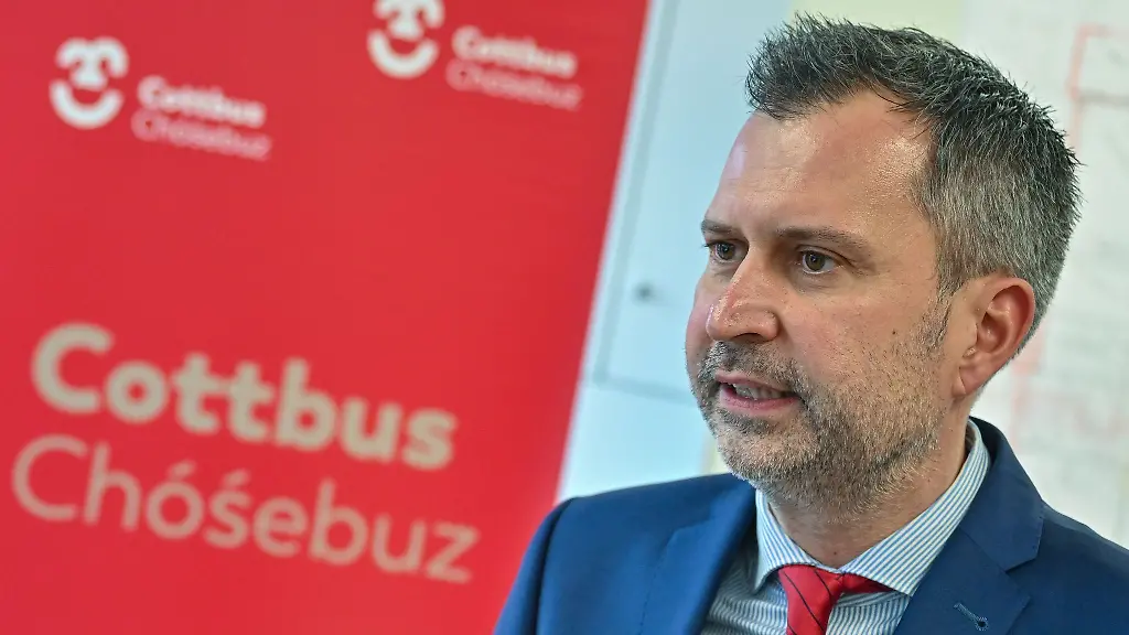 Der-Cottbuser-Oberbuergermeister-Tobias-Schick-SPD-aeussert-sich-nach-dem-mutmasslichen-rechten-Angriff-auf-ein-alternatives-Wohnprojekt-besorgt