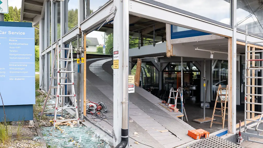 Die-15-Jaehrige-missachtete-die-Anhaltezeichen-der-Polizei-und-fuhr-mit-ueberhoehter-Geschwindigkeit-davon-ihre-Fahrt-endete-in-einem-Autohaus