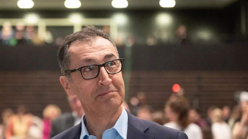 Der-ehemalige-Bundeslandwirtschaftsminister-Cem-Oezdemir-soll-die-Gruenen-im-Suedwesten-in-die-Landtagswahl-fuehren