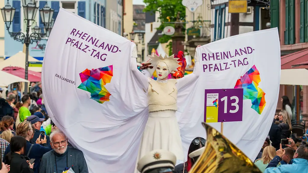 Bunt-geht-es-schon-zum-Auftakt-des-Rheinland-Pfalz-Tages-zu