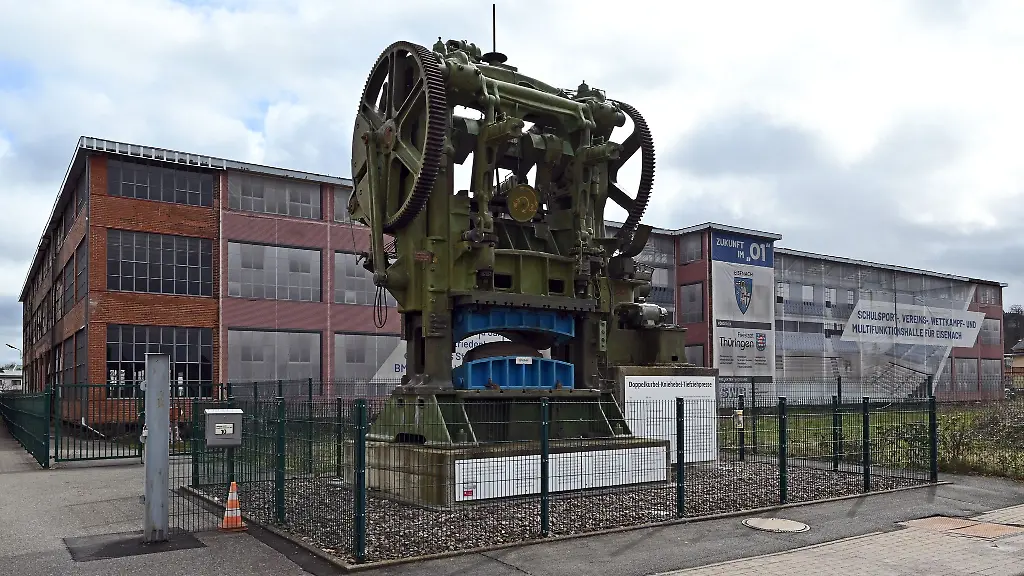 Fuer-die-kuenftige-Wartburgarena-auf-dem-Gelaende-des-einstigen-Automobilwerks-Eisenach-muessen-vor-Beginn-der-Bauarbeiten-noch-letzte-Foerdermodalitaeten-geklaert-werden
