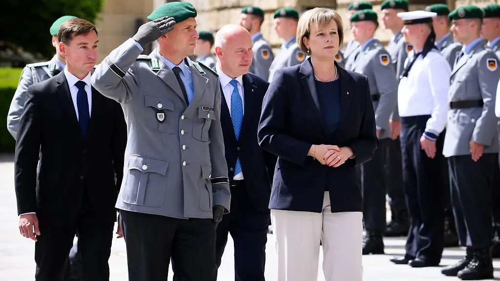 Das-oeffentliche-Geloebnis-vor-dem-Abgeordnetenhaus-war-das-zweite-nach-2024