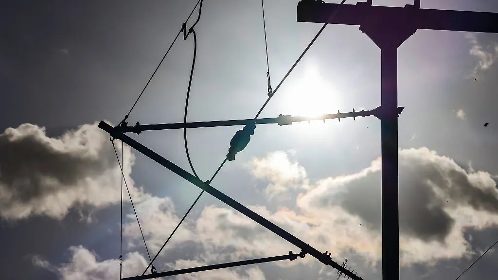 Zwei-Arbeiter-haben-einen-Stromschlag-von-einer-Oberleitung-erlitten