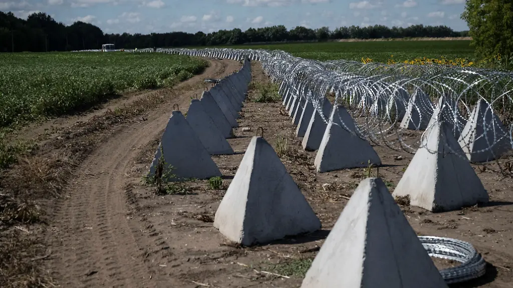 2024-08-14T114849Z-1431742668-RC2KF9ARO0KS-RTRMADP-3-UKRAINE-CRISIS-RUSSIA-BORDER-FORTIFICATIONS-1