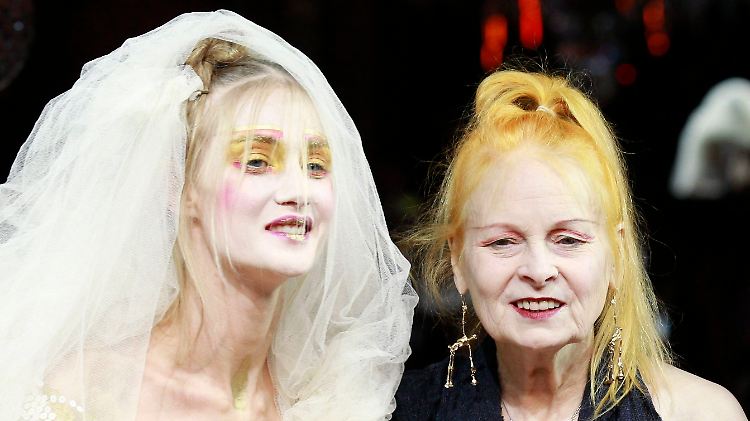 Vivienne Westwood mit einem Model.