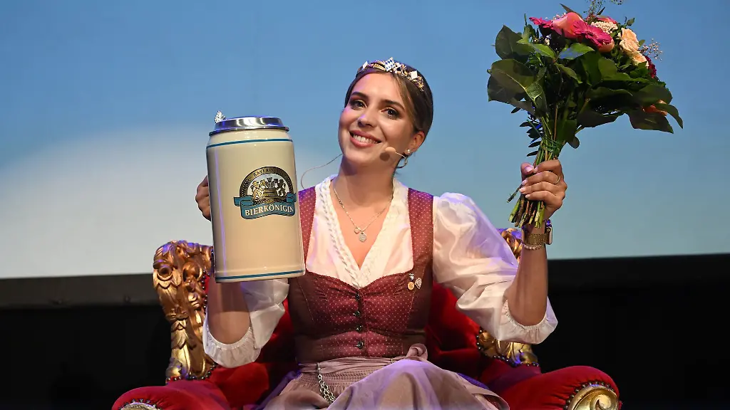 Die-neue-Bierkoenigin-arbeitet-in-einer-Brauerei