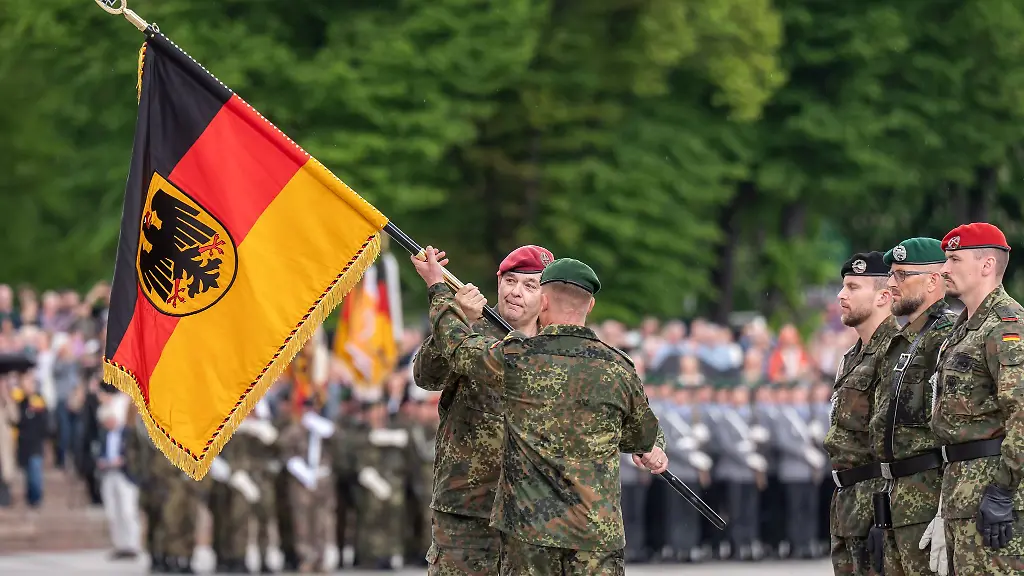 Deutsche-Fahne-im-Baltikum-eine-Brigade-der-Bundeswehr-soll-die-Nato-Ostflanke-in-Litauen-staerken
