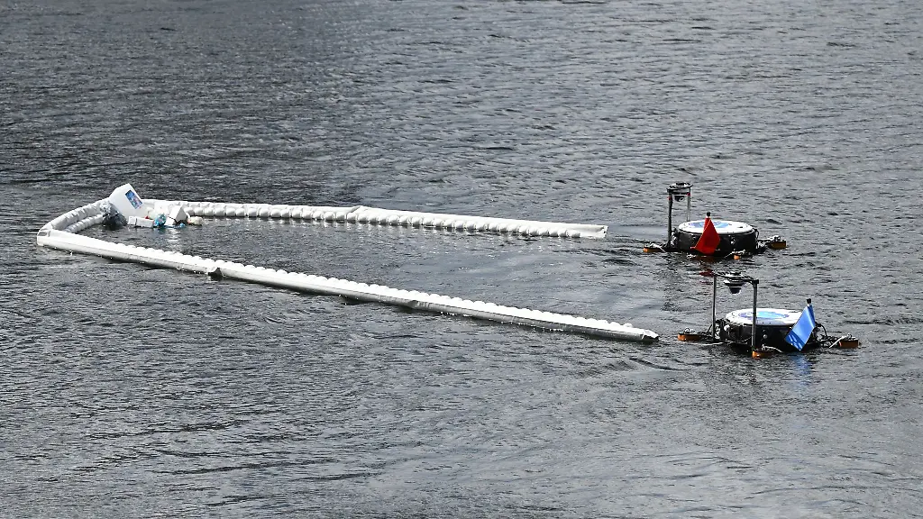 Zwei-schwimmende-Roboter-sammeln-bei-einem-Pressetermin-in-Hamburg-Harburg-Muell-auf-dem-Wasser-ein