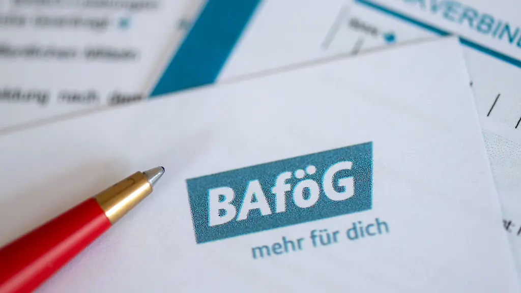 Bafoeg-Antraege-Bis-die-Finanzhilfe-fuer-Studenten-ausgezahlt-wird-vergehen-in-Thueringen-etliche-Monate-teils-sogar-mehr-als-ein-Jahr-sagen-Studierende