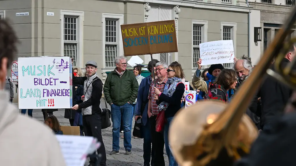 Schueler-Eltern-und-Lehrkraefte-von-Musik-und-Kunstschulen-demonstrieren-und-musizieren-vor-dem-Landtag-in-Potsdam