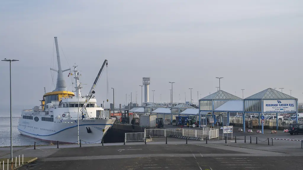 Eine-Helgoland-Faehre-am-Anleger-in-Cuxhaven-Aufgrund-von-Sturmwarnungen-fallen-am-22-Mai-bestimmte-Fahrten-aus