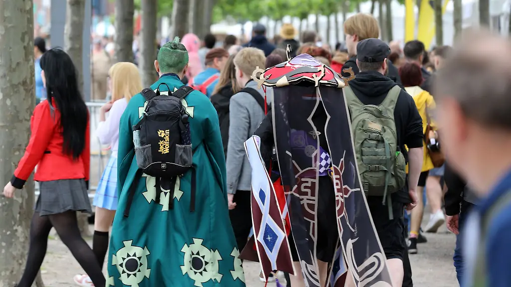 Viele-Fans-kommen-in-Kostuemen-zum-Japan-Tag-in-Duesseldorf