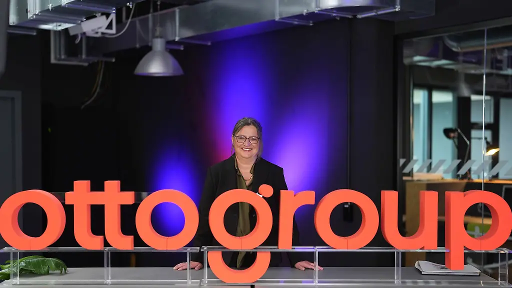 Petra-Scharner-Wolff-die-neue-Vorstandsvorsitzende-der-Otto-Group-steht-hinter-einem-Otto-Schriftzug