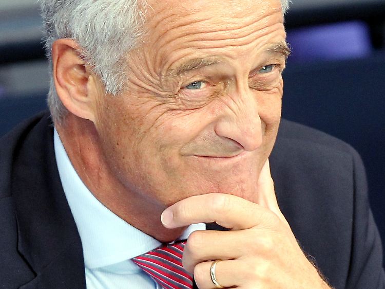 Bundesverkehrsminister Ramsauer: Berliner Schlaglöcher müssen die Berliner schon selbst stopfen.