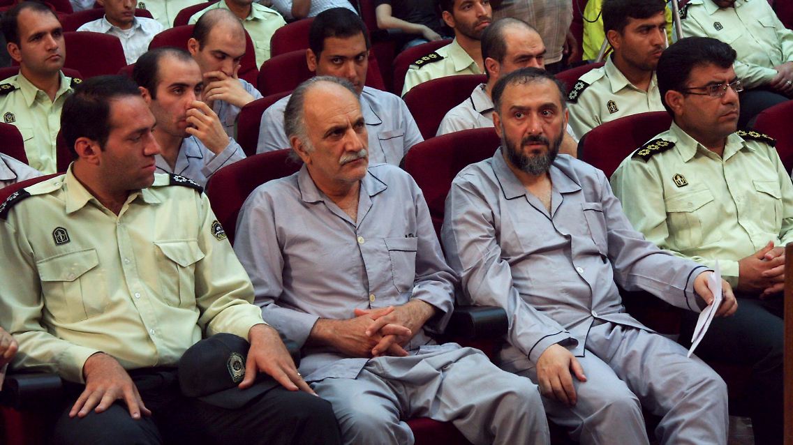Unter den Angeklagte ist auch der ehemalige iranische Vizepräsident Mohammed Ali Abtahi (2. von links vorne).