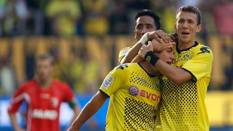 Goetze, Barrios und Perisic vom BVB freuen sich.