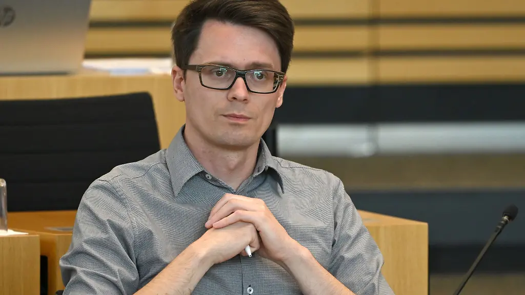 Thueringens-Linke-Chef-Christian-Schaft-haelt-den-Antisemitismus-Beschluss-seiner-Partei-beim-Bundesparteitag-in-Chemnitz-fuer-einen-Fehler