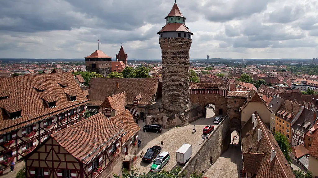 Ab-Anfang-August-werden-die-Jungtiere-von-der-Kaiserburg-voraussichtlich-in-den-Sueden-fliegen-um-dort-ihren-ersten-Winter-zu-verbringen
