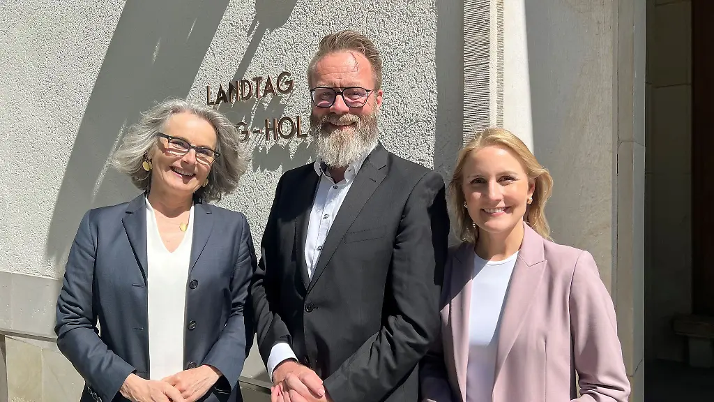 Susanne-Henckel-links-ins-neue-Verkehrsstaatssekretaerin-in-Schleswig-Holstein