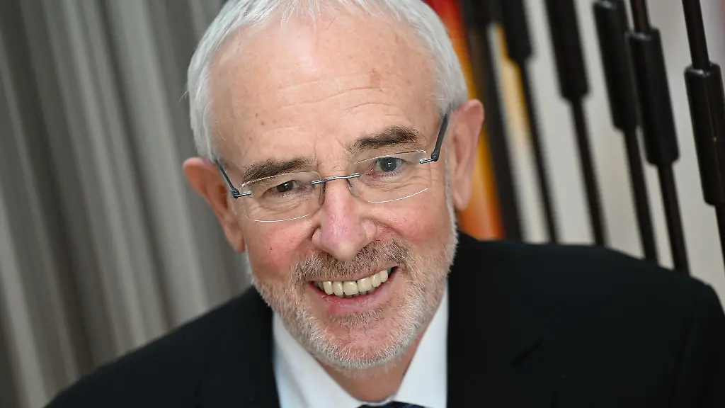 Der-hessische-Datenschutzbeauftragte-Alexander-Rossnagel-zieht-fuer-2024-insgesamt-ein-positives-Fazit-was-Datenschutz-und-Informationsfreiheit-in-Bundesland-angeht