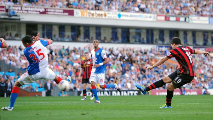 Manchester City (in schwarz-rot) siegte klar gegen Blackburn.
