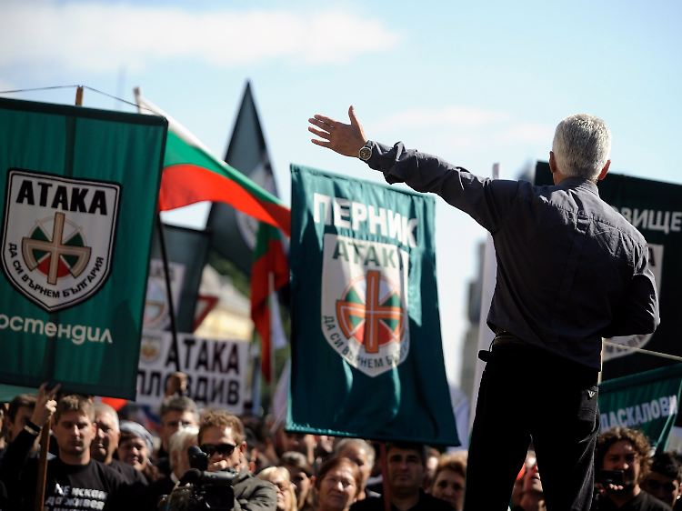 Drei Wochen vor der Wahl hat Ataka-Chef Wolen Siderow seine Anhänger aus dem ganzen Land zu den Protesten nach Sofia beordert.
