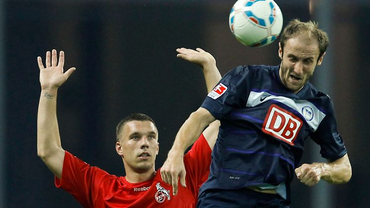 Podolski im Zweikampf mit Herthas Hubnik.