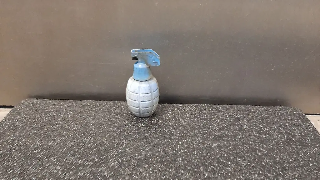 Die-handgranatenaehnliche-Wasserspritzpistole-fand-ein-Zeuge-in-den-Gleisen-am-Bahnhof-Moosburg