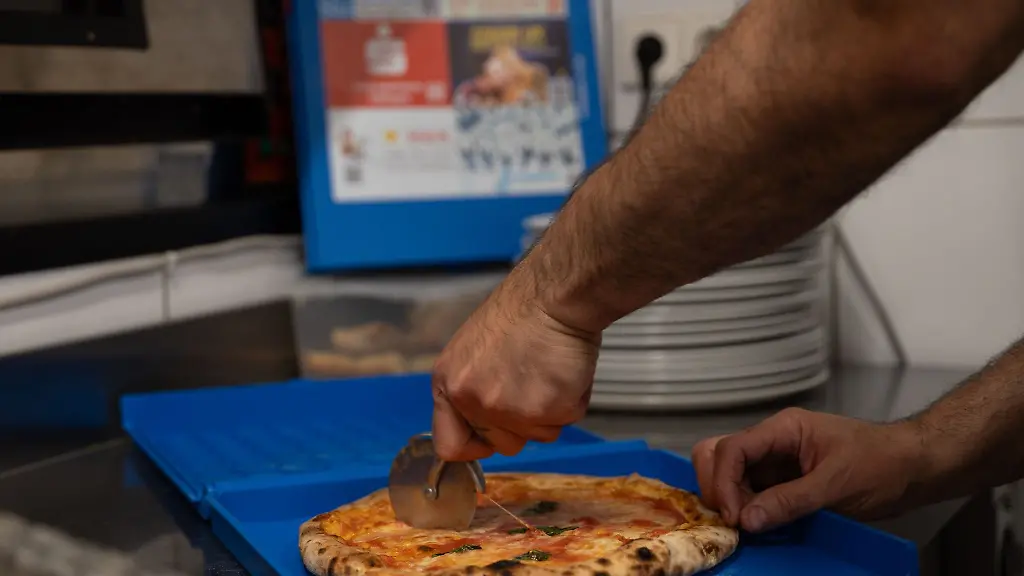 In-Tuebingen-kann-seit-einigen-Tagen-die-Pizza-in-einer-blauen-Mehrwegbox-abgeholt-werden-Foto-Produktion
