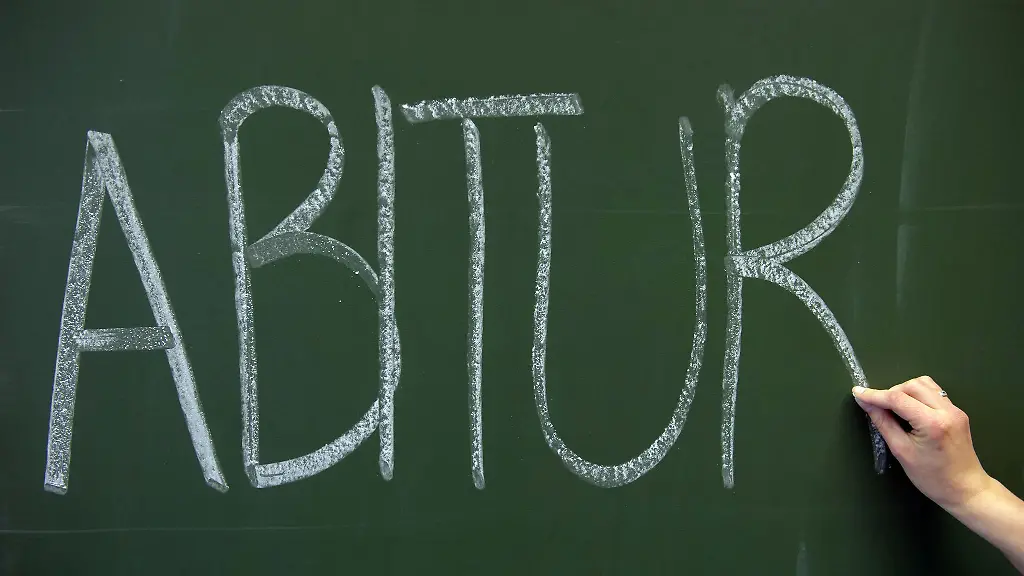 Nach-Vorfaellen-um-die-Wahl-eines-Abi-Mottos-an-einer-Giessener-Schule-ermittelt-die-Polizei-wegen-des-Anfangsverdachts-auf-Volksverhetzung-gegen-Unbekannt