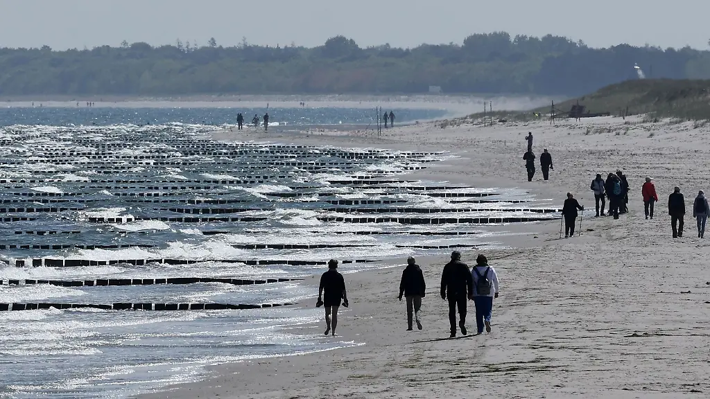 Noch-laedt-das-Wetter-nicht-zum-Baden-ein-aber-wenn-es-soweit-ist-kann-der-Sprung-ins-kuehle-Nass-an-den-meisten-Badestellen-im-Land-ohne-Bedenken-genossen-werden-heisst-es-aus-dem-Schweriner-Gesundheitsministerium-nach-Wasser-Untersuchungen-in-den-letzten-Tagen