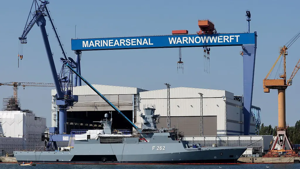 Die-Warnowwerft-in-Rostock-Warnemuende-ist-seit-2022-einer-von-drei-Standorten-des-Marinearsenals-dort-werden-Kriegsschiffe-gewartet-repariert-und-gebaut