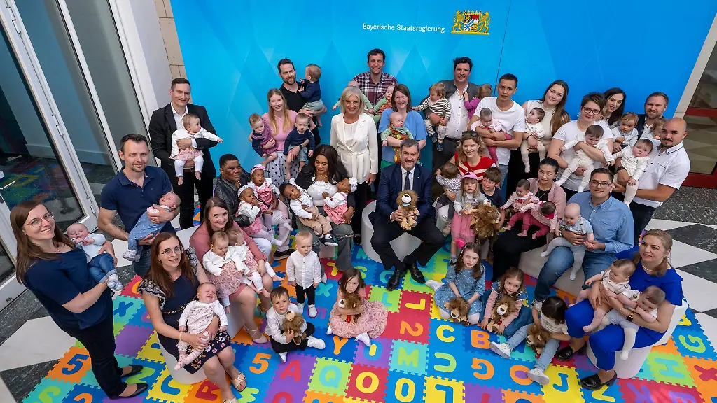 Auch-ein-Empfang-in-der-Staatskanzlei-samt-Gruppenfoto-darf-bei-Soeders-Ehrenpatenschaften-nicht-fehlen