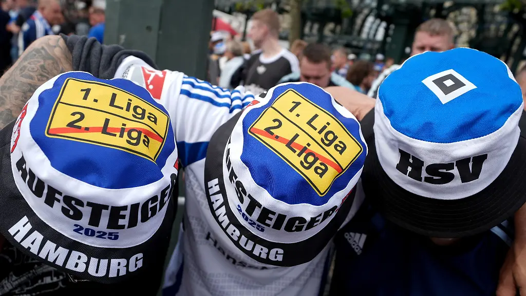 Die-Zweitliga-Teams-der-Maenner-und-der-Frauen-des-Hamburger-SV-sind-in-die-Bundesliga-aufgestiegen