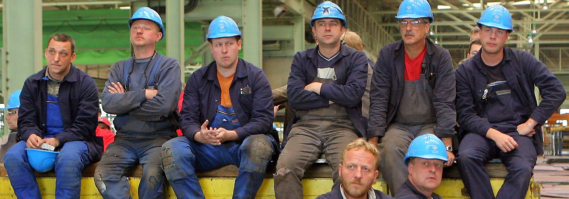 In der Wadan-Werft in Wismar verfolgen Werftarbeiter auf einer Belegschaftsversammlung im Juni die Ausführungen des Insolvenzverwalters.