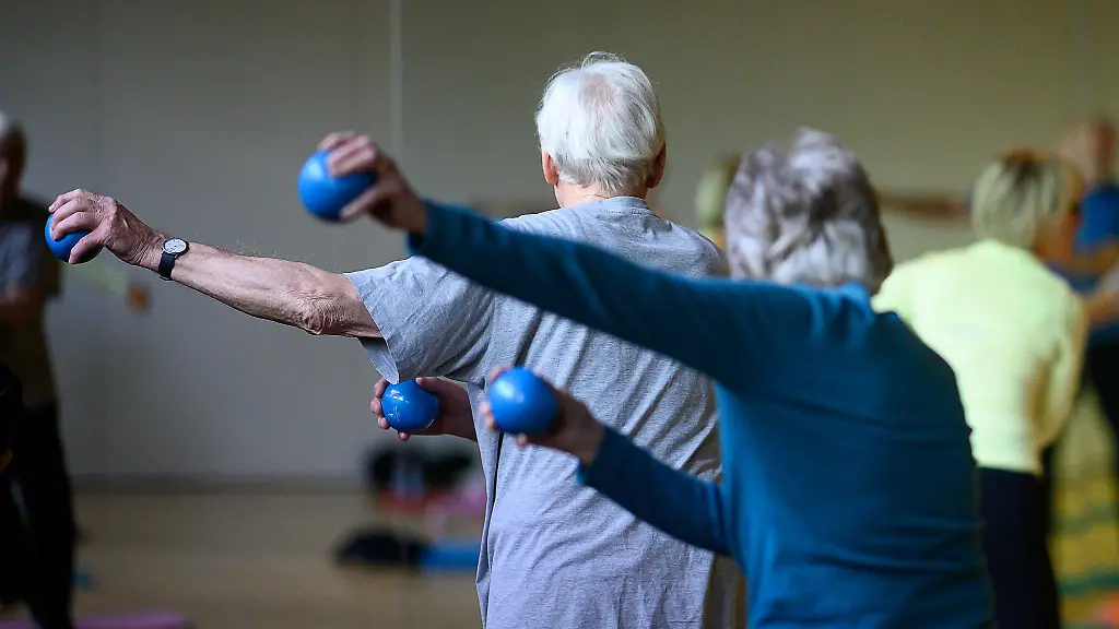Gesunde-Ernaehrung-und-viel-Bewegung-koennen-helfen-den-Blutdruck-zu-senken-und-den-Fettstoffwechsel-anzukurbeln