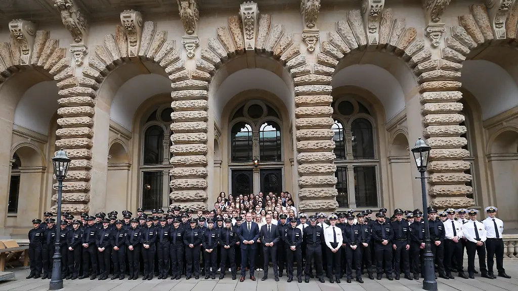76-Frauen-und-65-Maenner-im-Alter-von-18-bis-38-Jahren-haben-mit-ihrer-Ausbildung-zur-Polizistin-oder-zum-Polizisten-begonnen