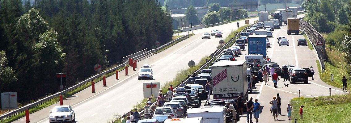 Unfreiwilliger Zwischenstopp: für viele Urlauber war vor dem Tauerntunnel erst einmal Schluss.