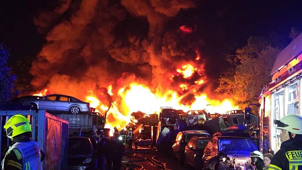 Feuerwehrleute-versuchen-den-Brand-bei-einer-Recyclingfirma-zu-loeschen