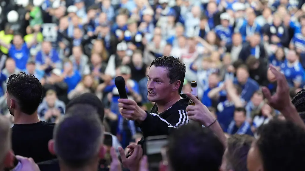 Der-HSV-um-Trainer-Merlin-Polzin-feiert-den-Aufstieg-in-die-Bundesliga