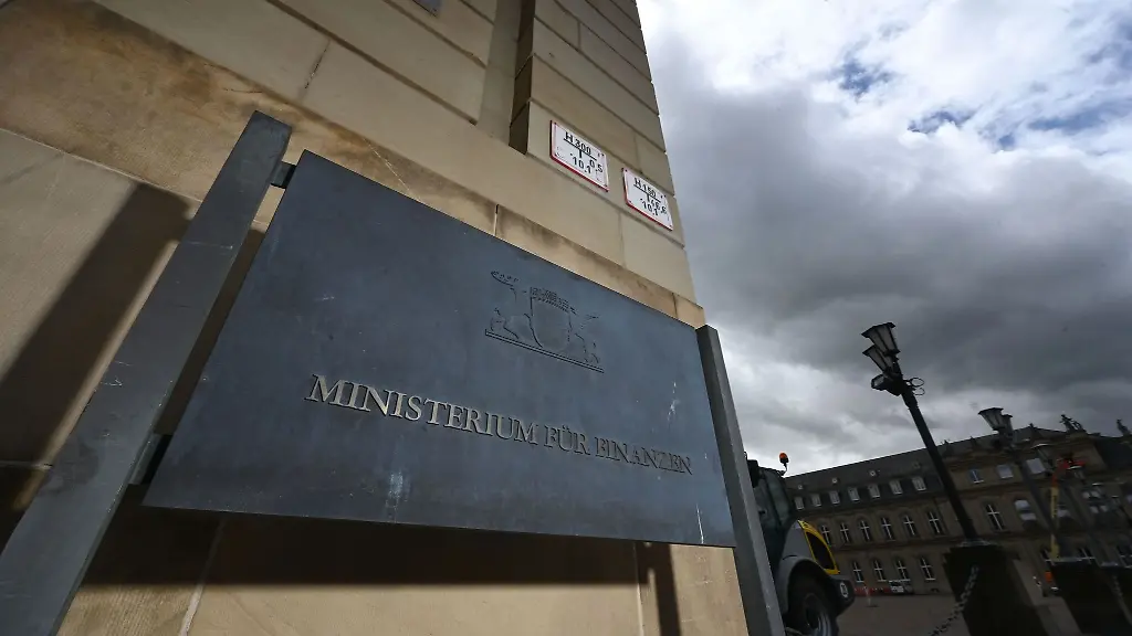 Das-Finanzministerium-sitzt-direkt-am-Schlossplatz