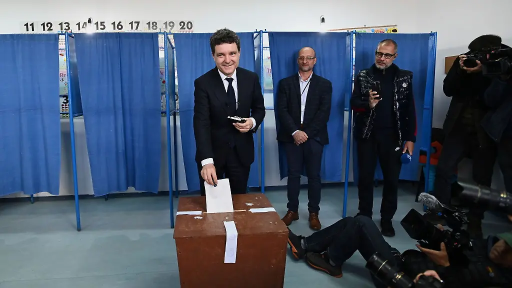 Der-proeuropaeischen-Praesidentenkandidat-Nicusor-Dan-gibt-seine-Stimme-in-der-zweiten-Runde-der-Wiederholung-der-Praesidentschaftswahlen-ab-im-Schulhaus-des-Karpaten-Ortes-Fagaras-wo-er-geboren-wurde-und-zur-Schule-gegangen-ist