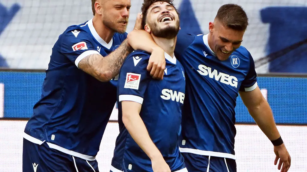 Doppeltorschuetze-fuer-den-KSC-gegen-Paderborn-Lilian-Egloff-M