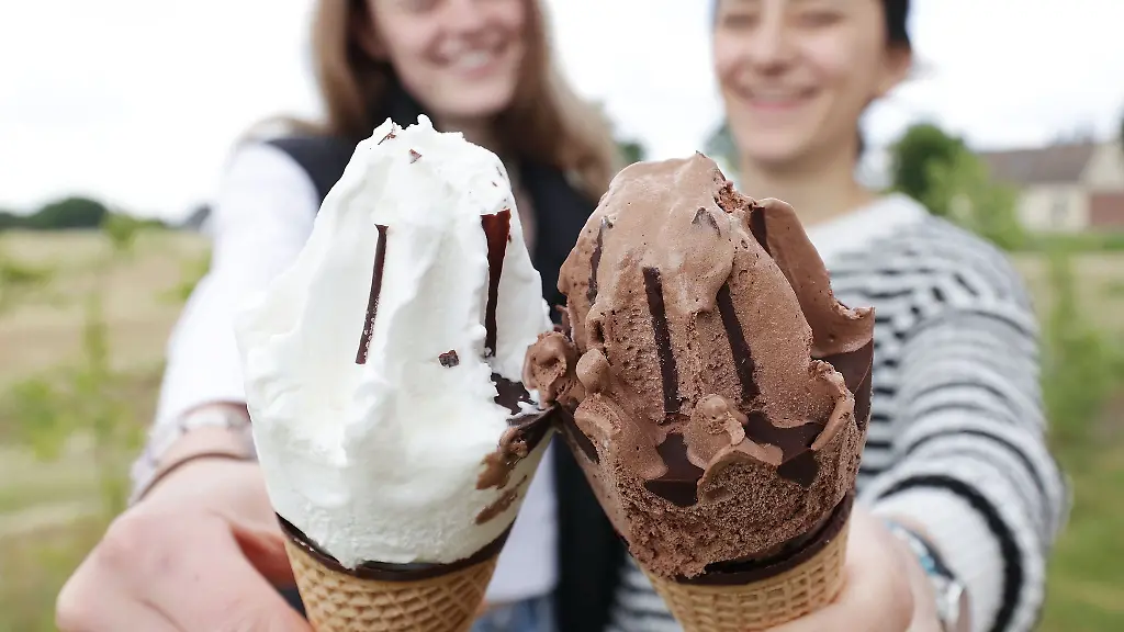 Die-zwei-Freundinnen-Sophie-und-Amina-essen-in-Duesseldorf-ein-Eis-Noch-bis-Mittwoch-duerfte-sich-das-Wetter-fuer-dieses-Vergnuegen-halten-Dann-wird-es-ungemuetlicher