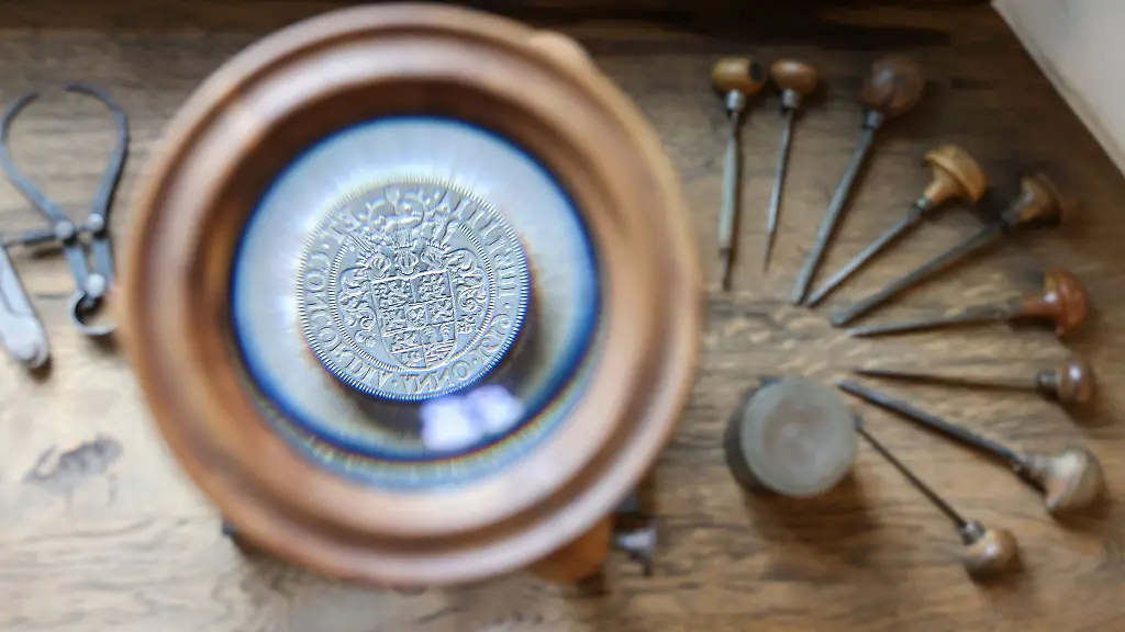 In-der-historischen-Muenzwerkstatt-kann-man-sehen-wie-frueher-Muenzen-hergestellt-und-gepraegt-wurden